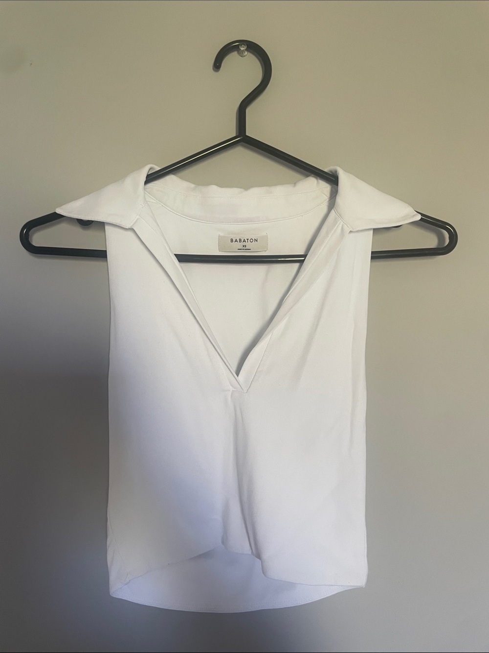 Babaton - Aritzia White Sleeveless Collared V-Neck Top